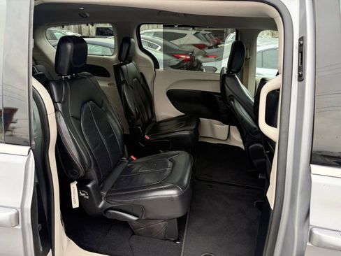 Used 2018 Chrysler Pacifica Touring-L image 8