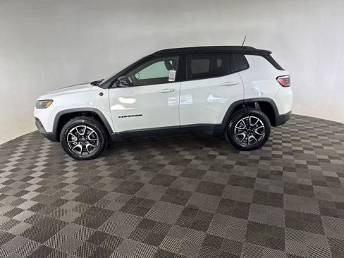 Used 2025 Jeep Compass Trailhawk AWD/4WD image 11