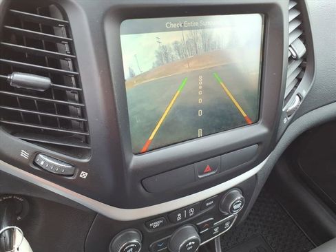 Used 2017 Jeep Cherokee Trailhawk w/ Cold Weather Group image 34