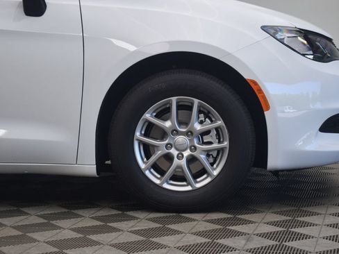 New 2027 Chrysler Pacifica LX FWD image 6