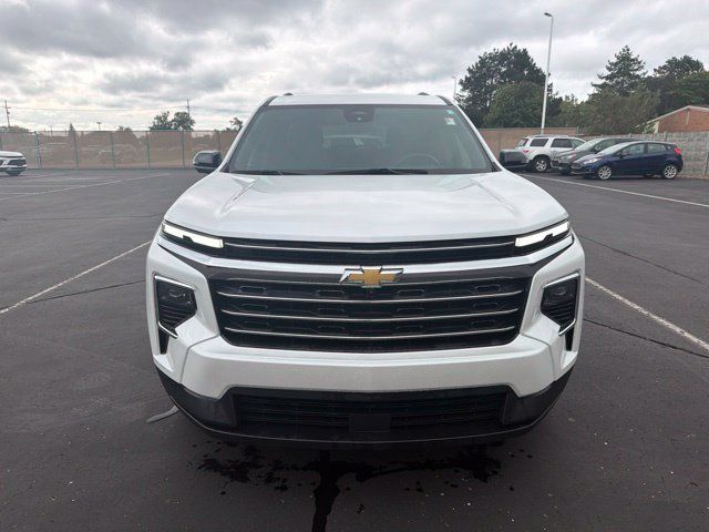 Used 2024 Chevrolet Traverse LT w/ Trailering Package FWD image 3