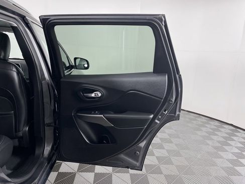 Used 2019 Jeep Cherokee Limited image 44