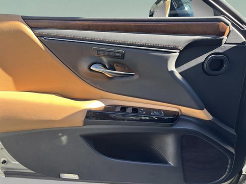 Used 2025 Lexus ES 300h w/ Premium Package image 19