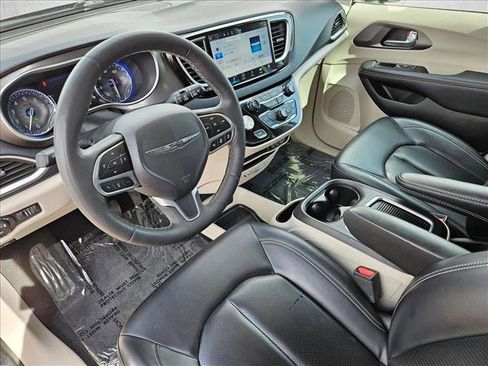 Used 2023 Chrysler Pacifica Touring-L FWD image 11