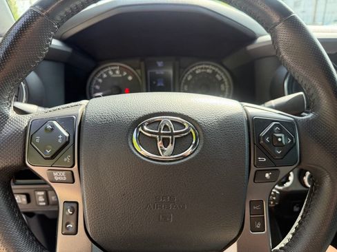 Used 2019 Toyota Tacoma TRD Off-Road w/ Technology Package AWD/4WD image 32