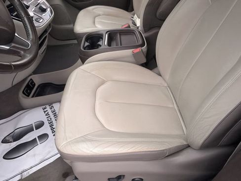 Used 2017 Chrysler Pacifica Touring-L FWD image 17