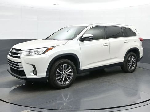Used 2019 Toyota Highlander XLE image 4