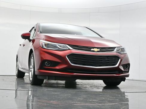 Used 2018 Chevrolet Cruze LT w/ Convenience Package FWD image 34