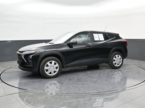 Used 2025 Chevrolet Trax LS image 4