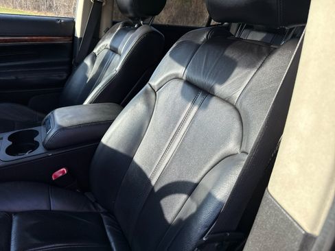 Used 2019 Lincoln MKT AWD image 12