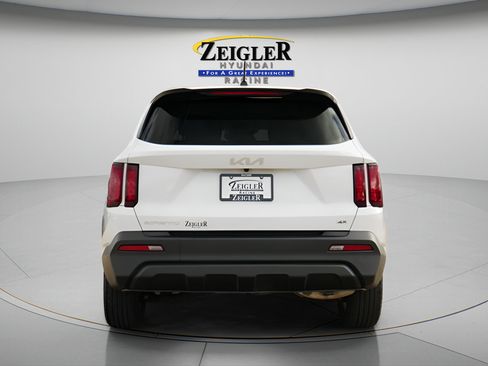 Used 2023 Kia Sorento LX AWD/4WD image 7