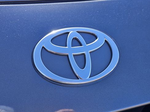 Used 2025 Toyota Camry SE image 3