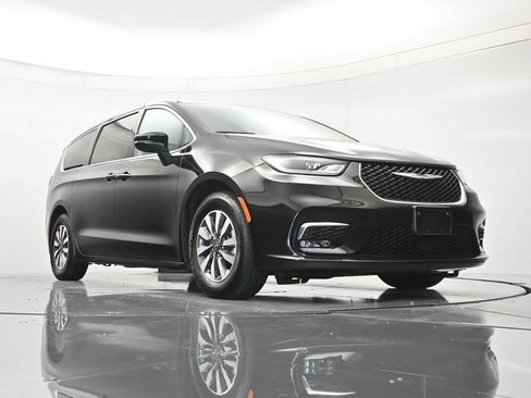 Used 2023 Chrysler Pacifica Touring-L FWD image 38