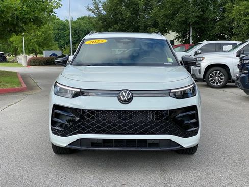 Used 2025 Volkswagen Tiguan SE R-Line AWD/4WD image 2