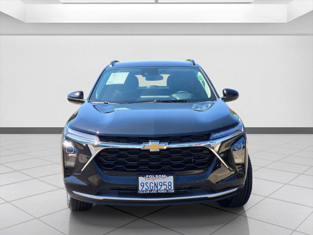Used 2025 Chevrolet Trax LT FWD image 2