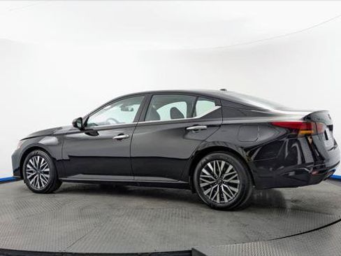 Used 2025 Nissan Altima 2.5 SV FWD image 6