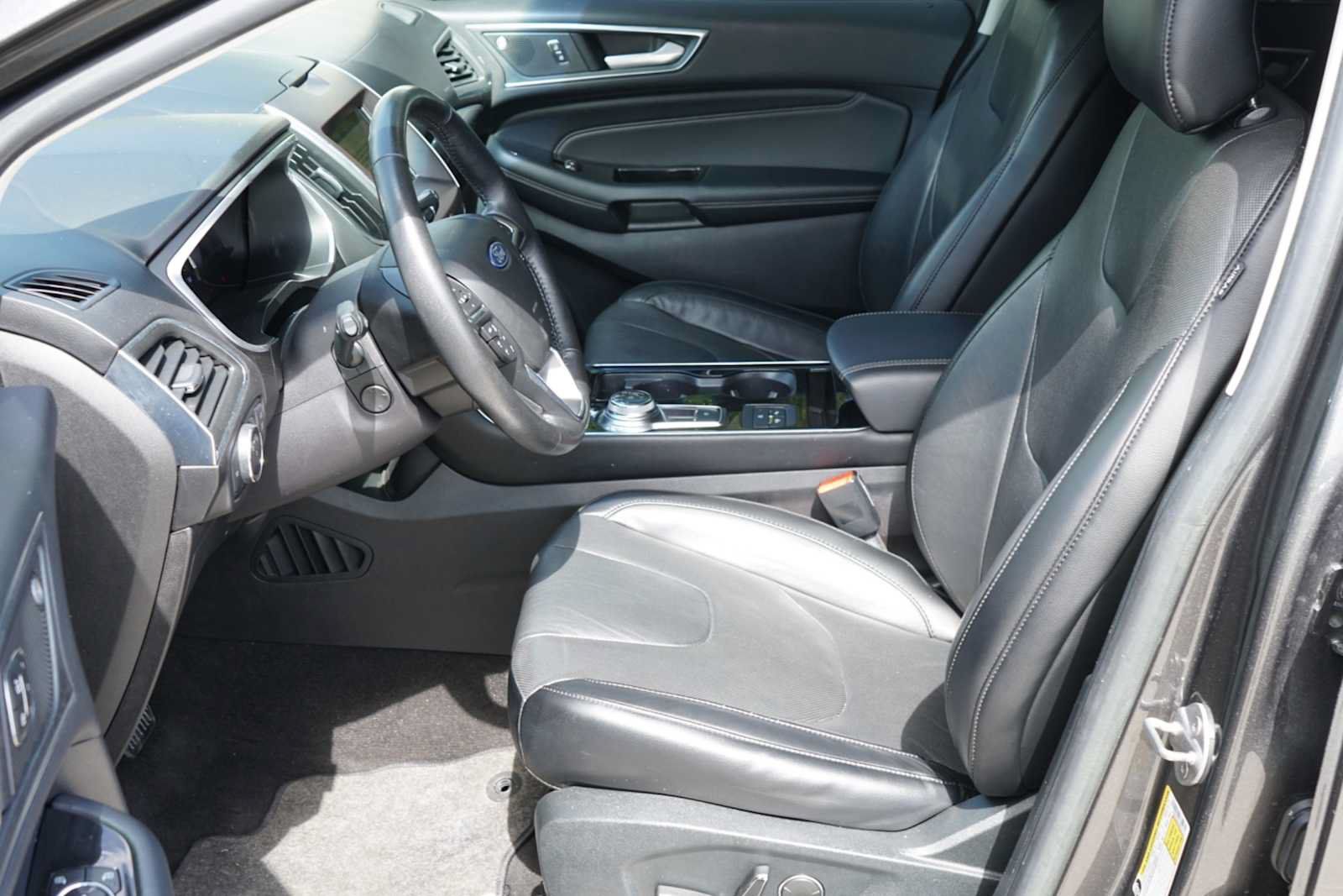 Used 2019 Ford Edge Titanium w/ Equipment Group 301A FWD image 8