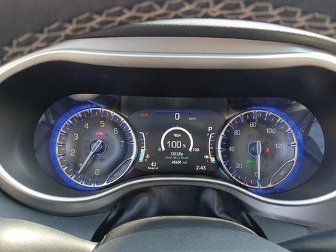 Used 2023 Chrysler Pacifica Touring-L FWD image 13