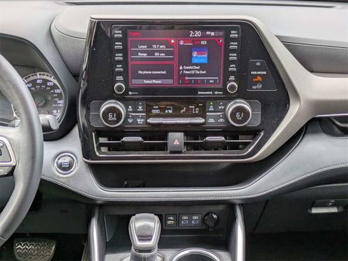 Used 2022 Toyota Highlander LE image 18
