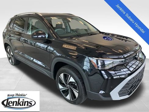 Used 2025 Volkswagen Taos SE image 1