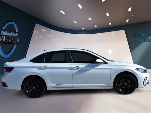 Certified 2025 Volkswagen Jetta SE image 4