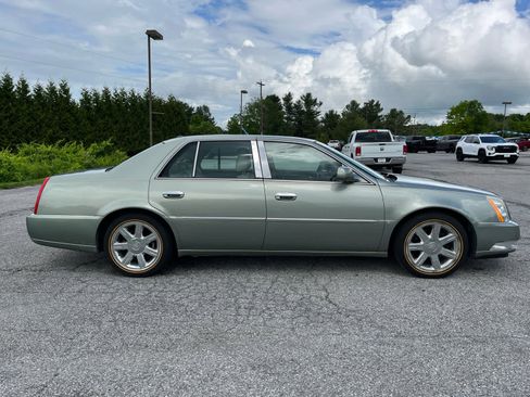 Used 2006 Cadillac DTS w/ Trunk Convenience Package FWD image 2