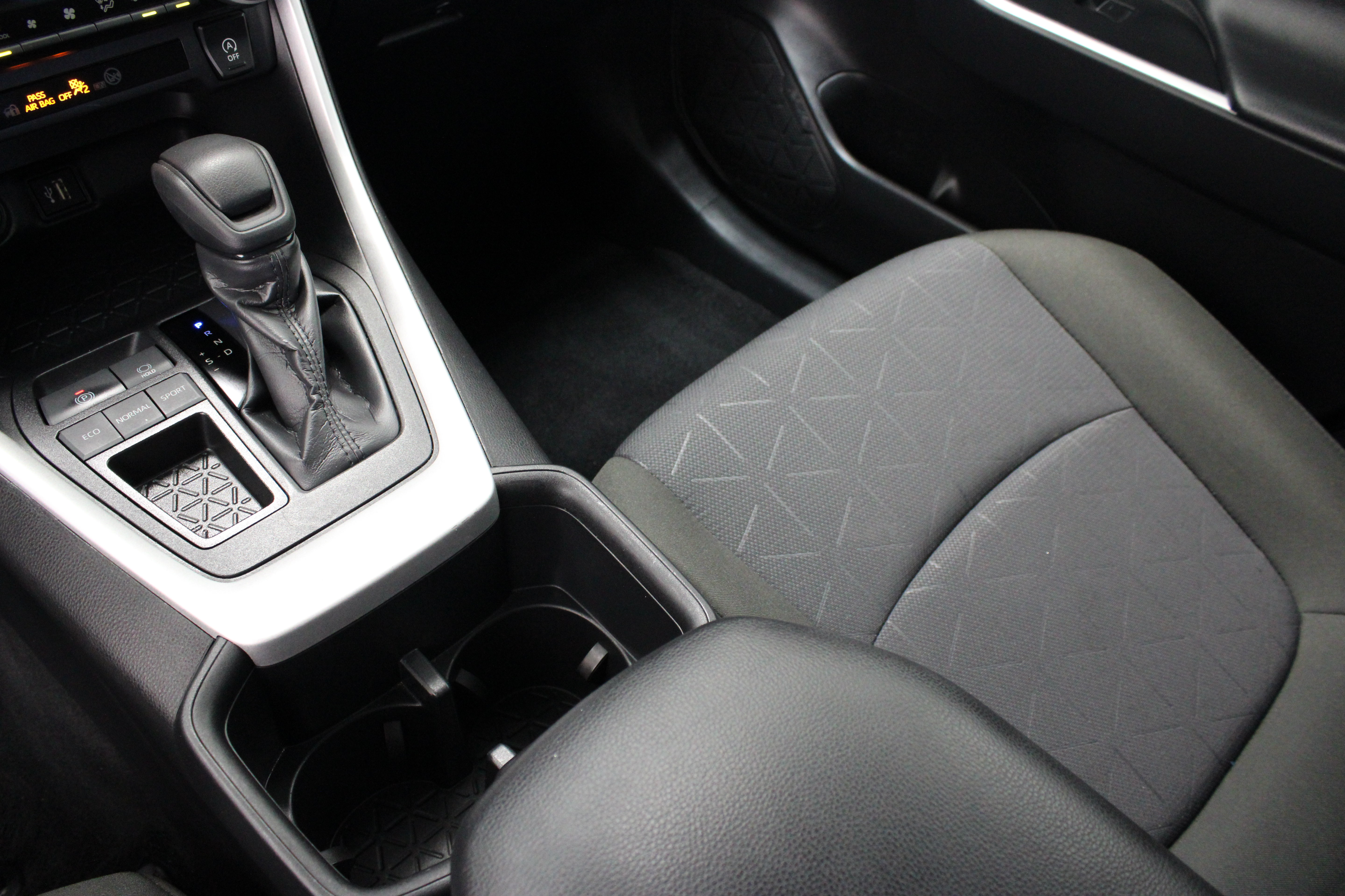 Used 2025 Toyota RAV4 XLE FWD image 17
