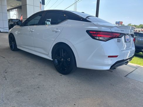Used 2022 Nissan Sentra SR w/ SR Premium Package FWD image 5