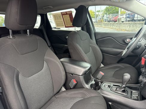 Used 2020 Jeep Cherokee Latitude FWD image 30