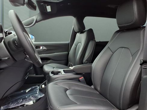 New 2026 Chrysler Pacifica Select image 11