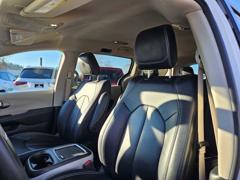 Used 2024 Chrysler Pacifica Select image 25