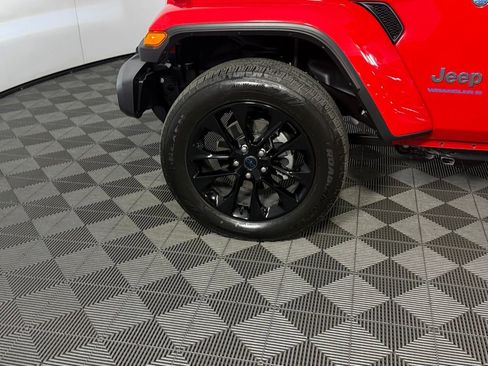 Used 2025 Jeep Wrangler Unlimited Sahara w/ Safety Group AWD/4WD image 10