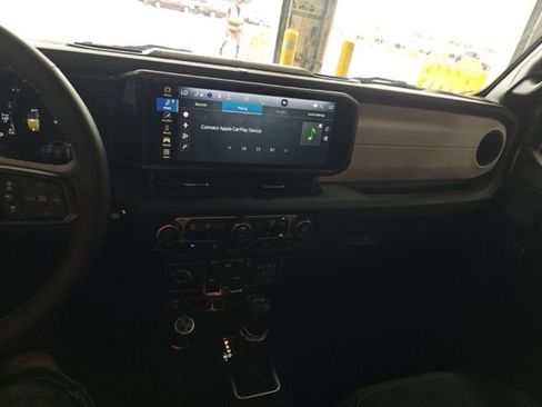 Used 2024 Jeep Wrangler Unlimited AWD/4WD image 15