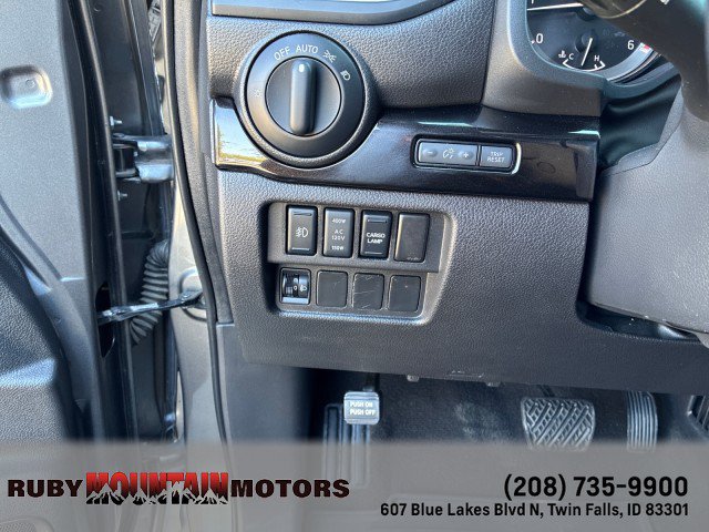 Used 2018 Nissan Titan SV w/ SV Convenience Package AWD/4WD image 14