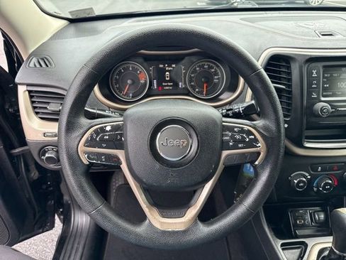 Used 2017 Jeep Cherokee Sport FWD image 16