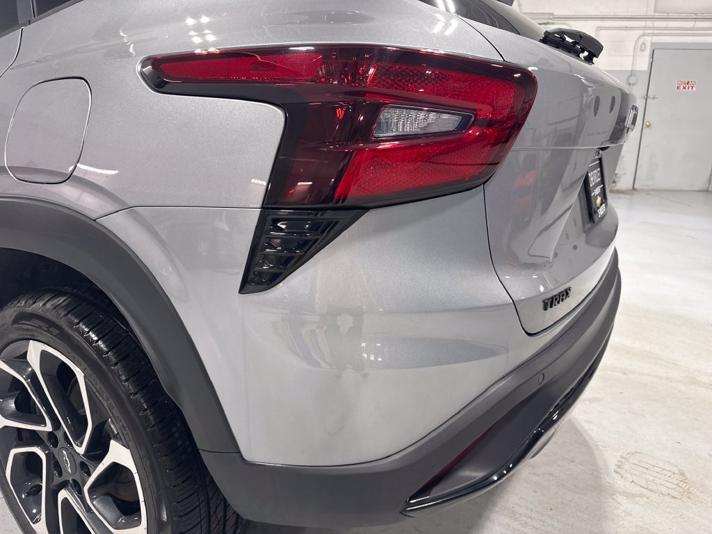 Used 2025 Chevrolet Trax RS w/ Sunroof Package FWD image 56