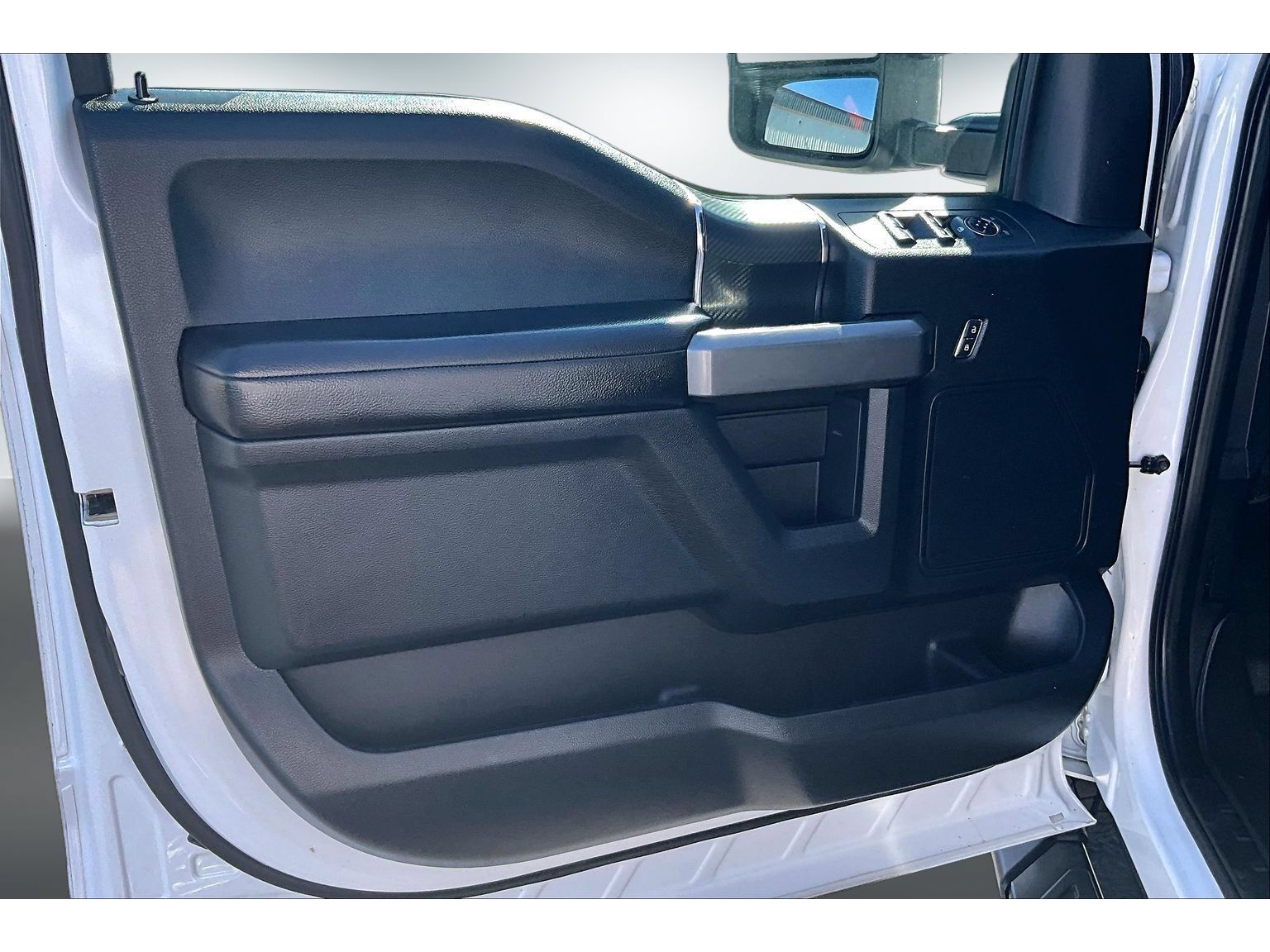 Used 2019 Ford F150 XLT w/ Equipment Group 302A Luxury AWD/4WD image 18