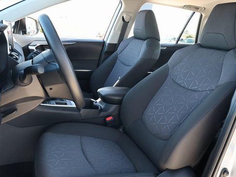 Used 2025 Toyota RAV4 XLE image 28