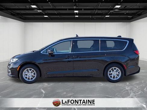 Used 2024 Chrysler Pacifica Touring-L image 2