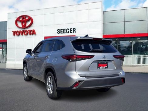 Used 2023 Toyota Highlander LE FWD image 9