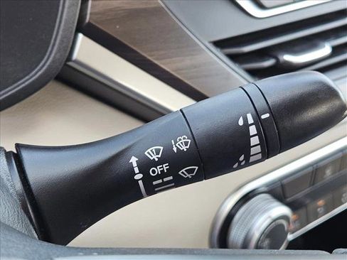 Used 2024 Nissan Altima 2.5 SV FWD image 14