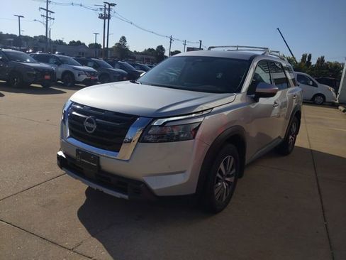 Used 2025 Nissan Pathfinder SL AWD/4WD image 13