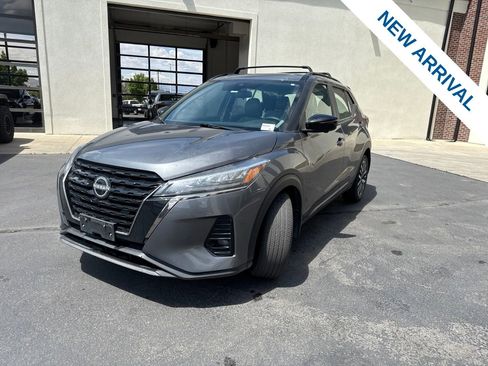 Used 2023 Nissan Kicks SR w/ SR Premium Package FWD image 3