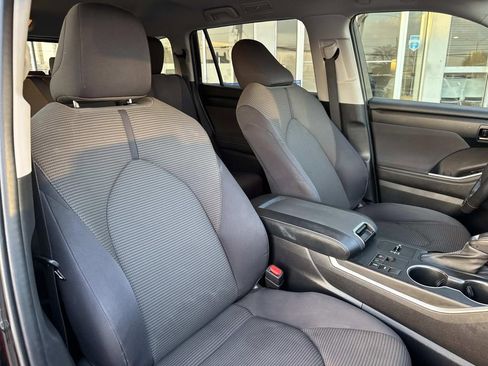 Used 2023 Toyota Highlander LE image 11
