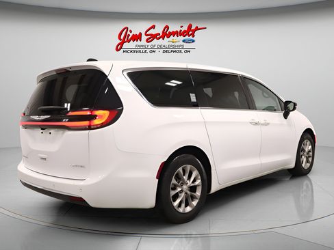 Used 2026 Chrysler Pacifica Limited FWD image 6