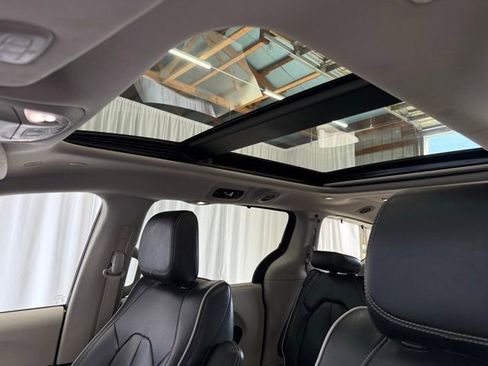 Used 2022 Chrysler Pacifica Limited image 8