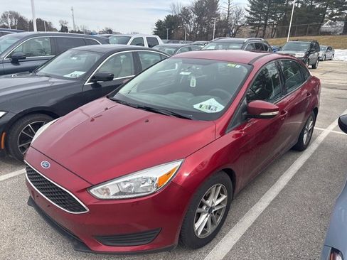 Used 2017 Ford Focus SE image 2