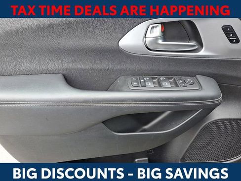 Used 2025 Chrysler Pacifica Limited image 12