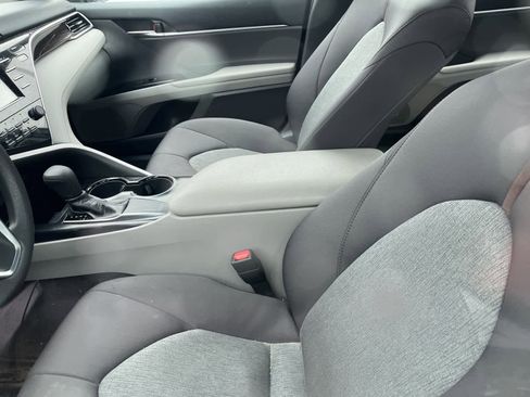 Used 2018 Toyota Camry LE image 23