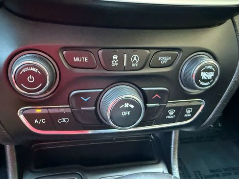 Used 2020 Jeep Cherokee Latitude image 17